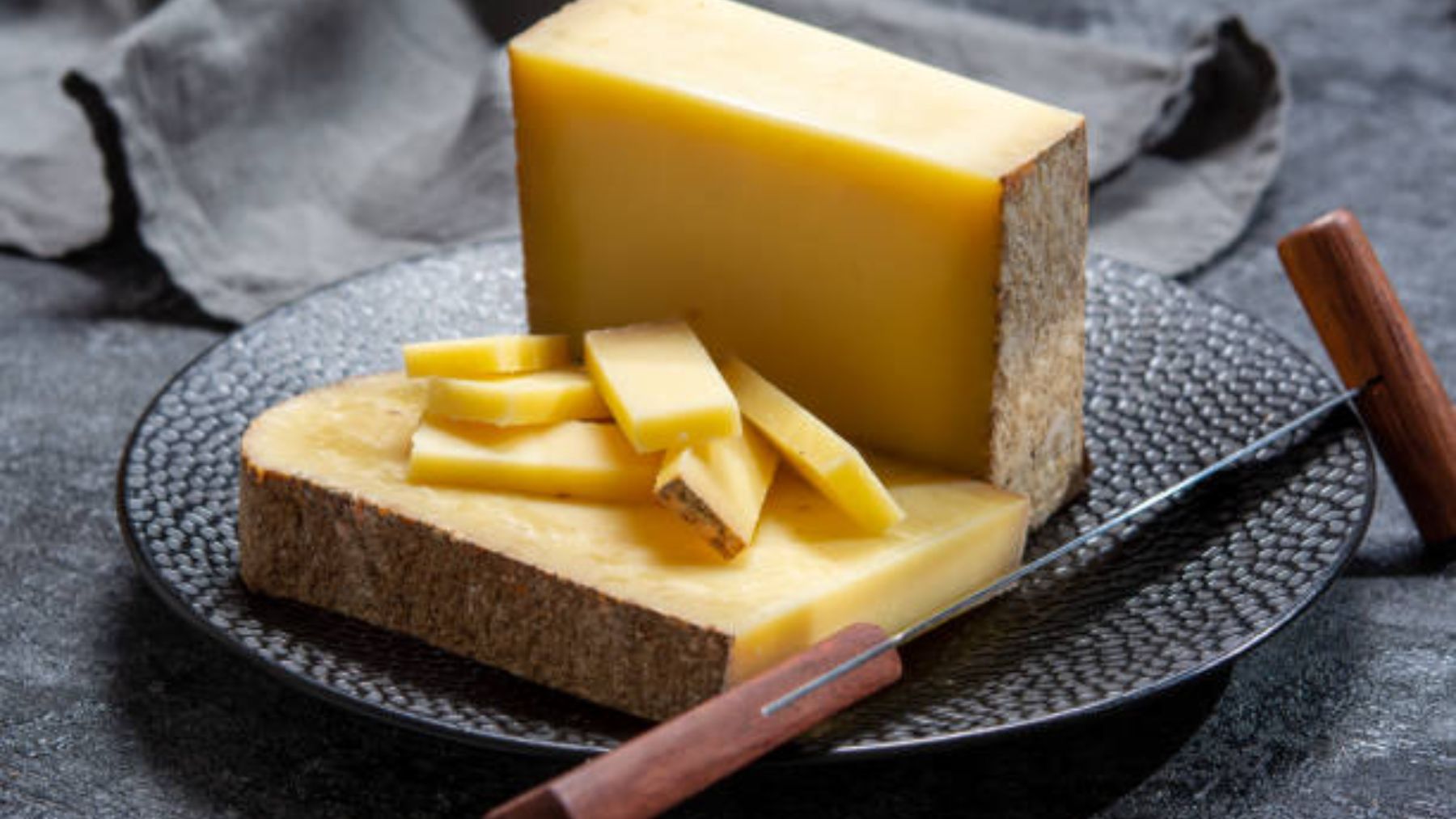 Estos son los quesos que no se pueden comer con corteza: son perjudiciales