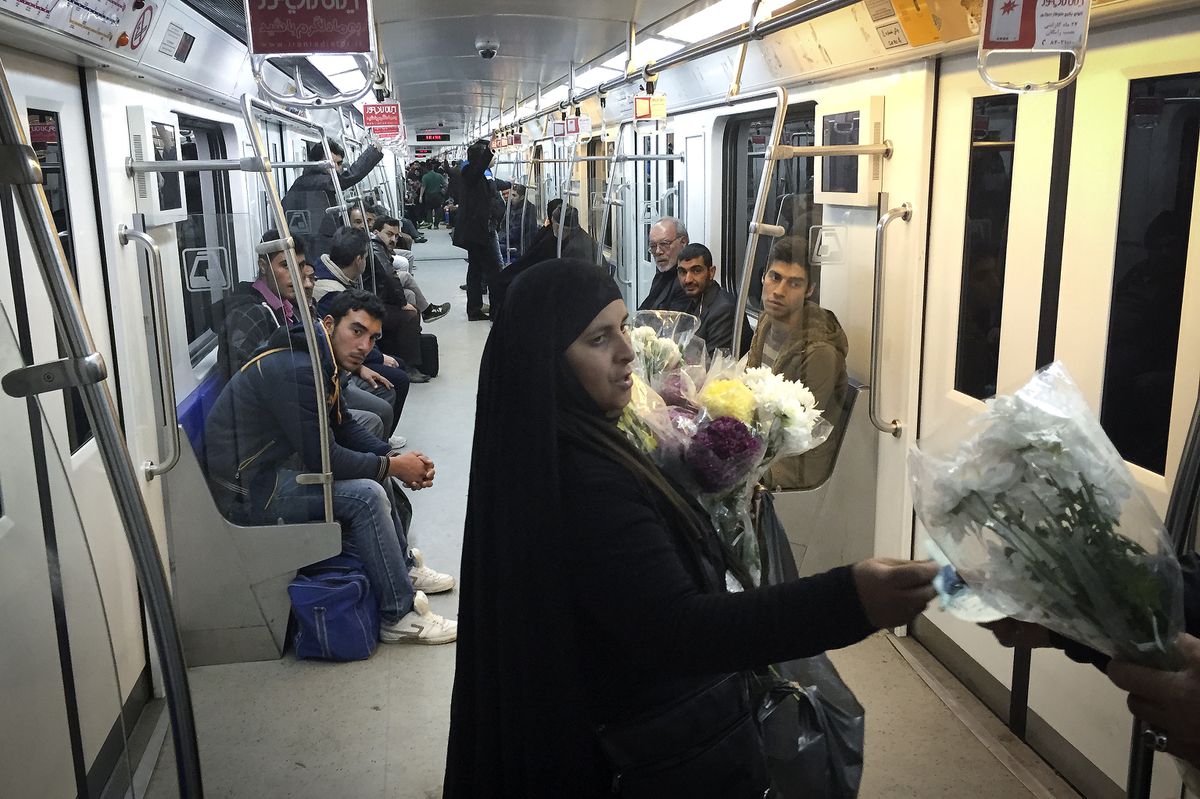 Excluidas por la crisis y la misoginia: así subsisten las vendedoras ambulantes en el metro de Teherán