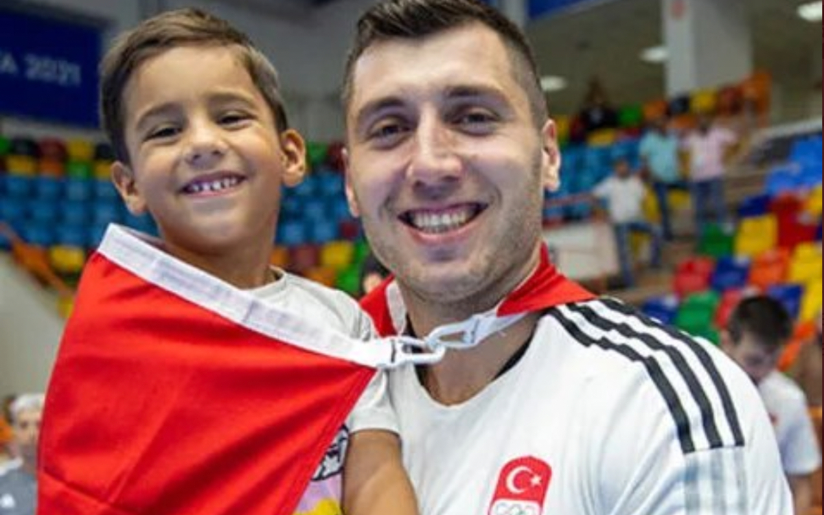 Fallece capitán de la sección turca de balonmano y su hijo en los escombros | Tuit