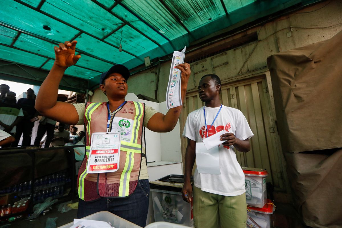Fallos técnicos y retrasos obligan a prorrogar el voto en Nigeria mientras comienza el recuento