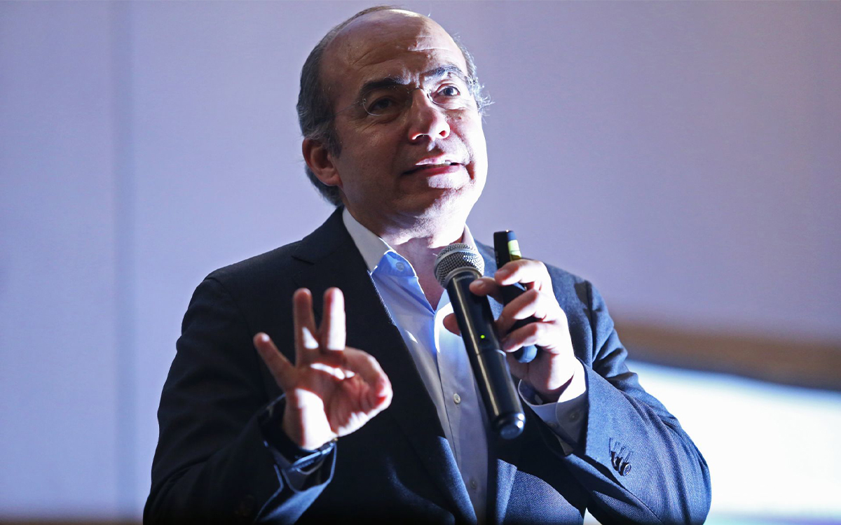 Felipe Calderón llama a construir nuevo partido político opositor