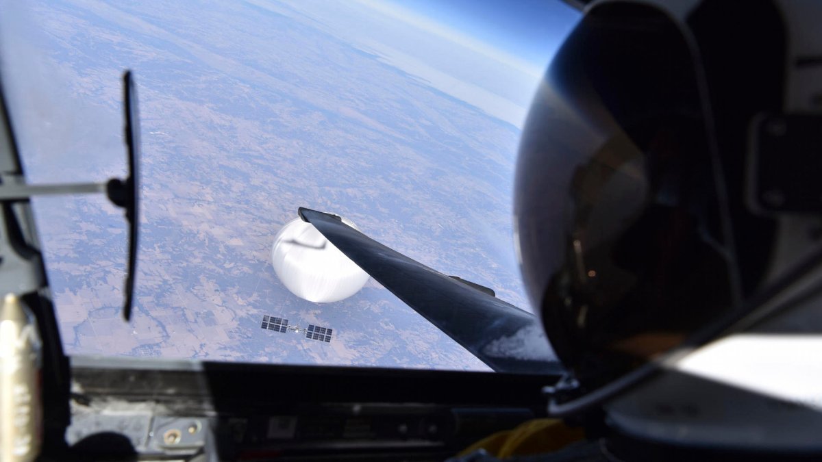 Foto del globo espía chino tomada desde un avión U-2 de EEUU