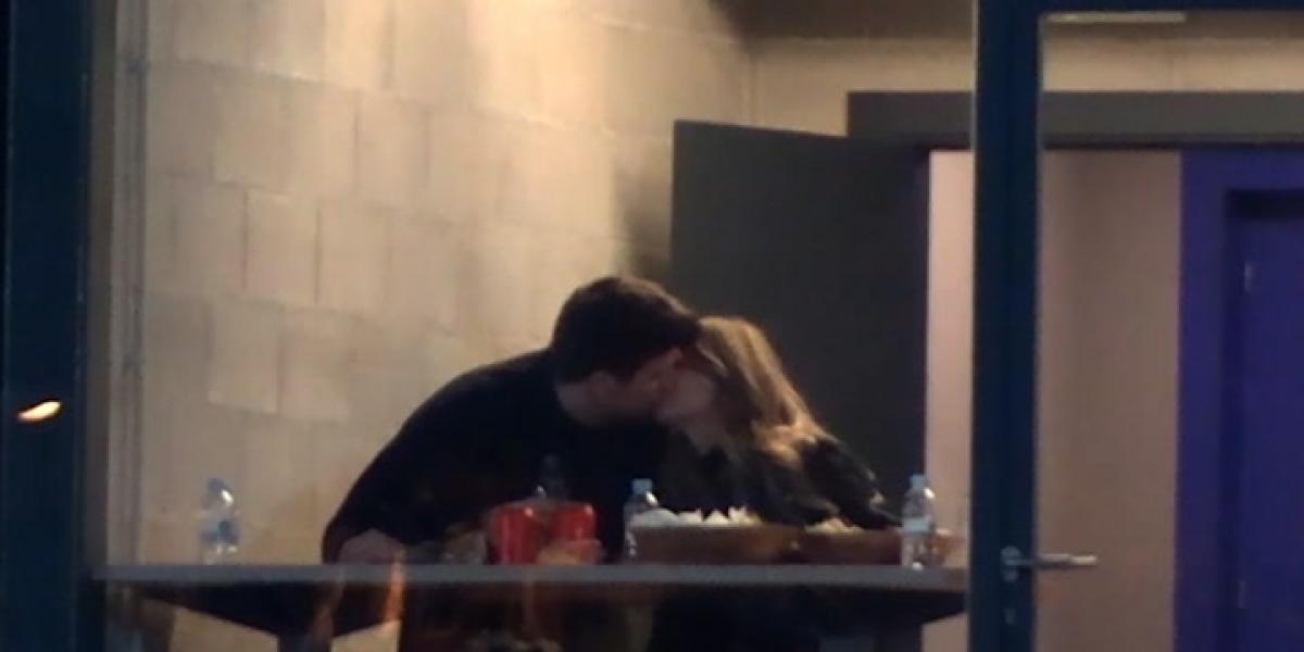 Gerard Piqué y Clara Chía se comen a besos en el palco del Andorra