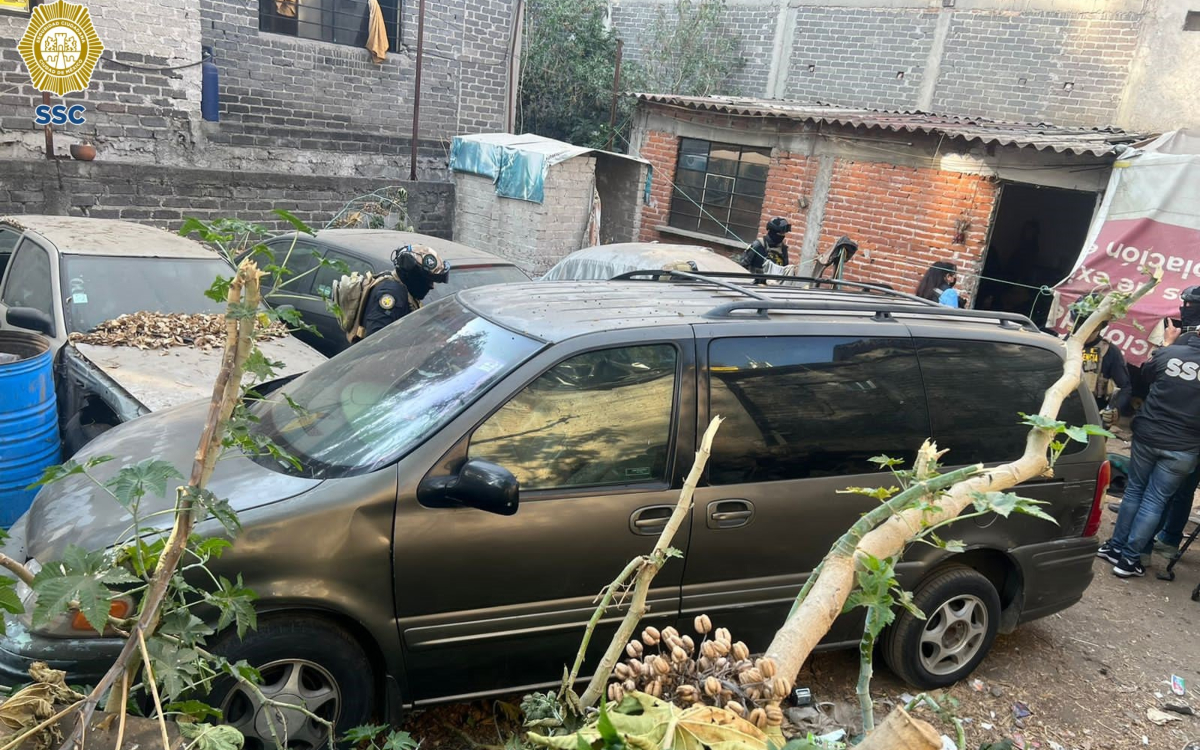 Hallan 10 autos robados y 4 toneladas de autopartes en casa de Coyoacán | Video