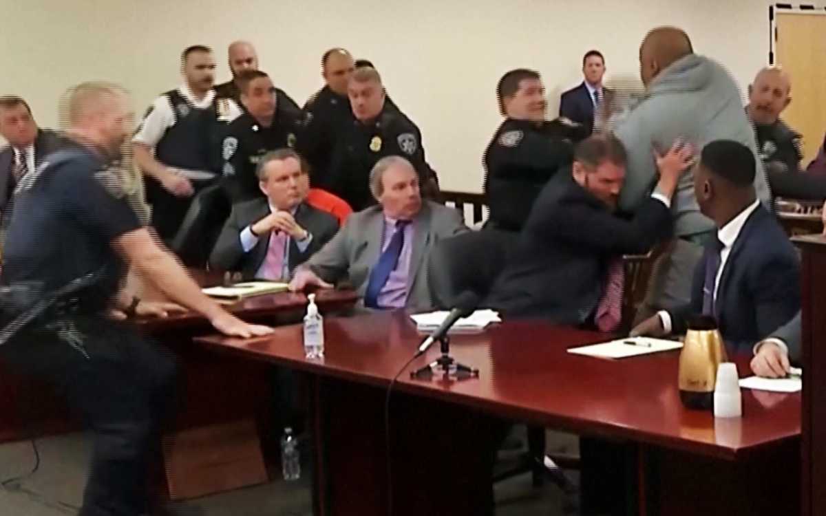 Hombre se abalanza sobre asesino en masa durante sentencia | Video