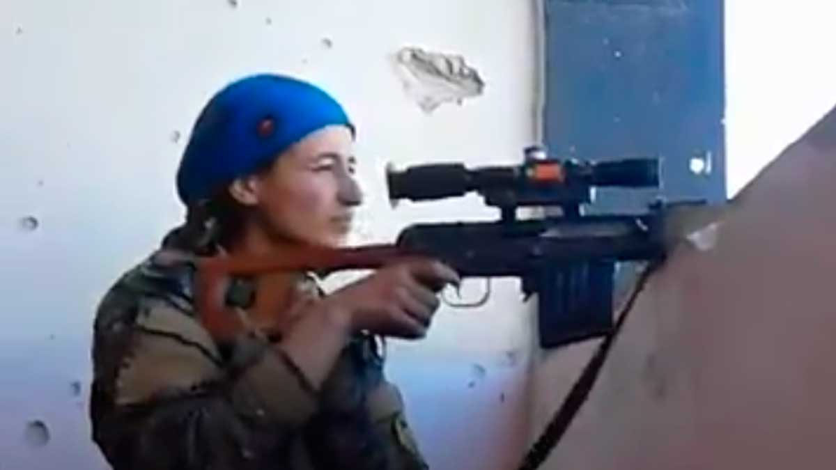 IIncreíble reacción de una francotiradora kurda tras casi recibir un disparo