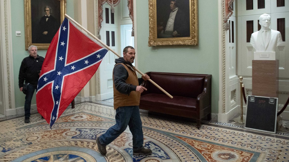Irá a prisión por usar bandera confederada contra policía