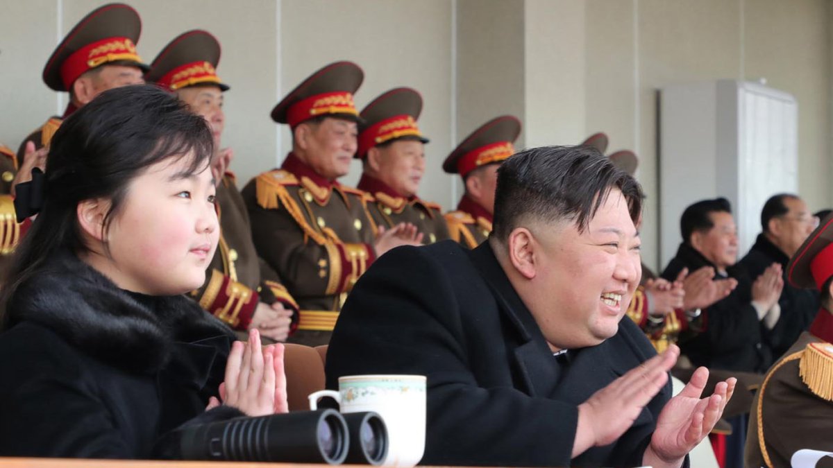 Kim Jong Un aparece junto a su hija en un partido de fútbol