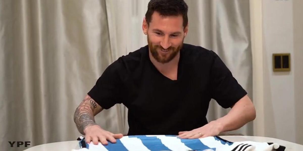 La emoción de Messi al ver por primera vez la zamarra argentina con las tres estrellas