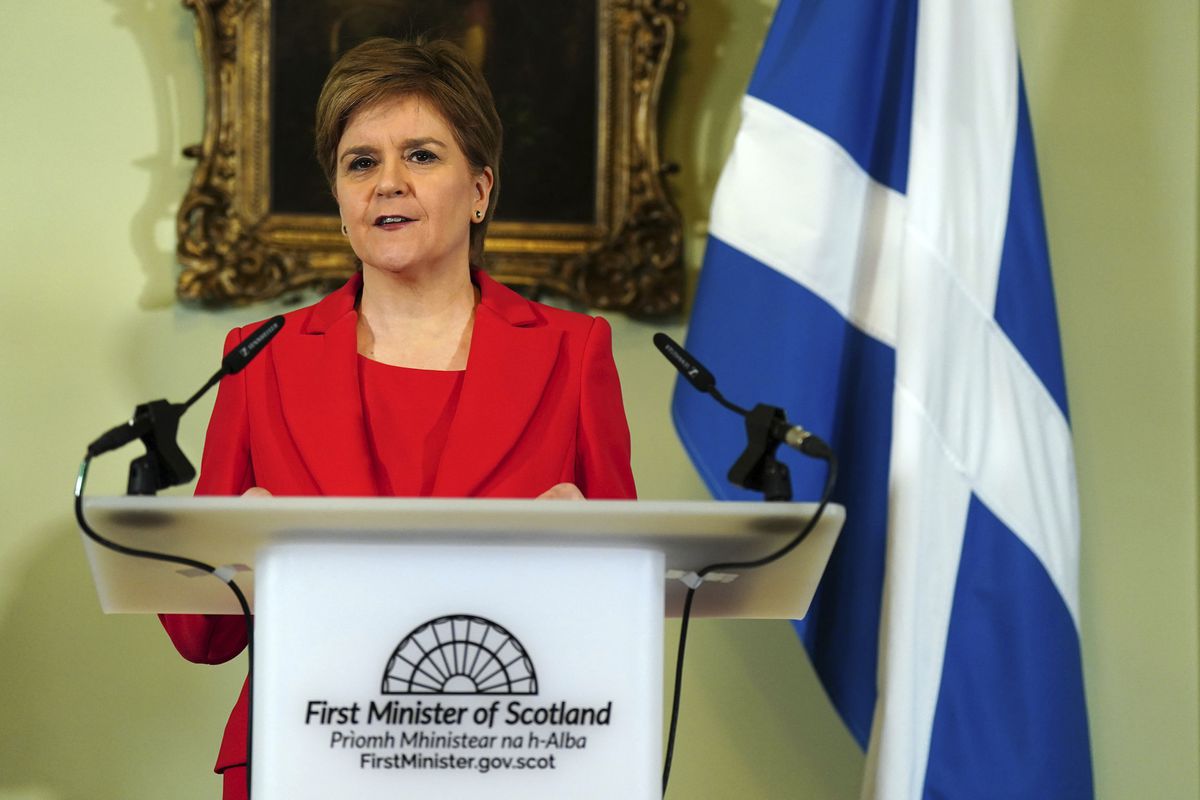 La ministra principal de Escocia, Nicola Sturgeon, se rinde a las presiones y presenta su dimisión: “Soy también un ser humano”