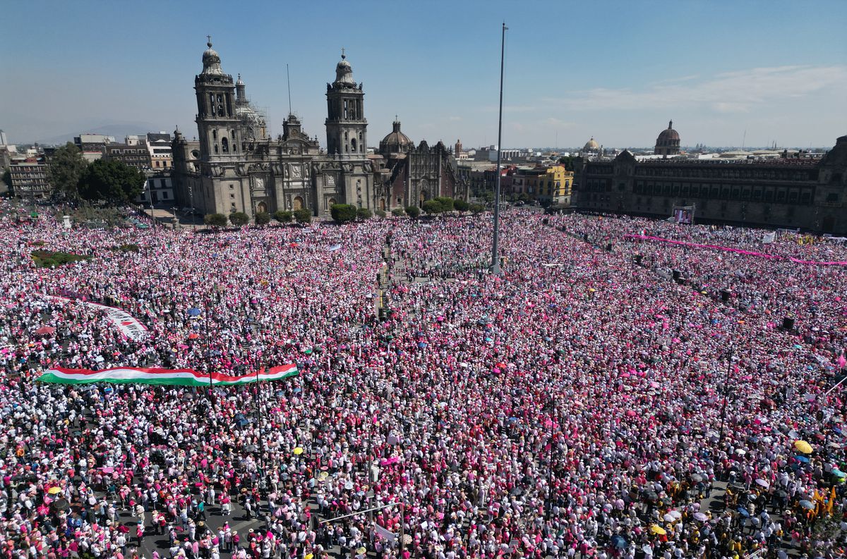 La oposición llena el Zócalo para protestar contra la reforma electoral de López Obrador