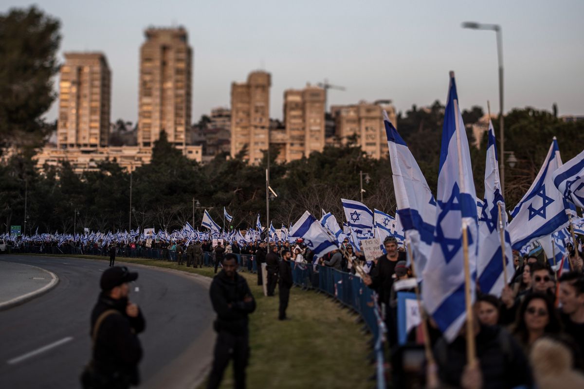 La polémica reforma judicial en Israel echa a andar entre protestas frente al Parlamento