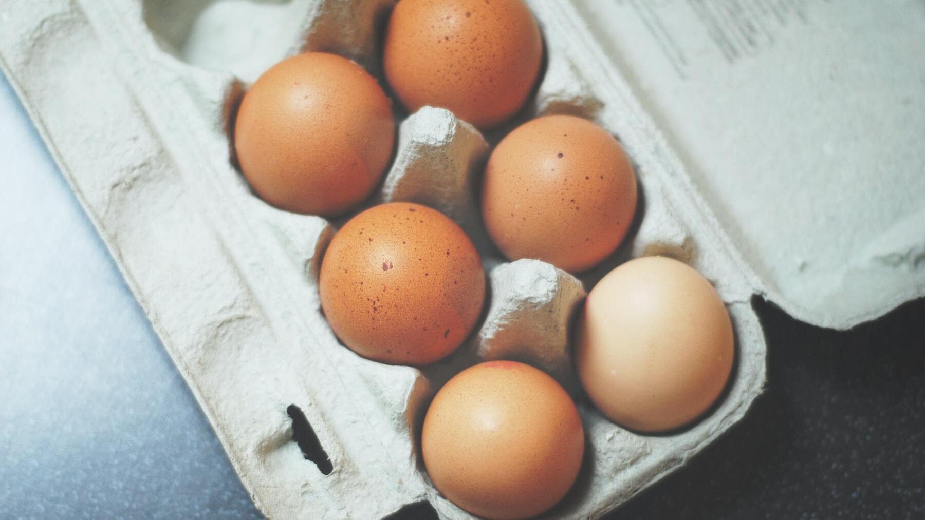 La razón de peso por la que no deberías guardar los huevos en la puerta de la nevera