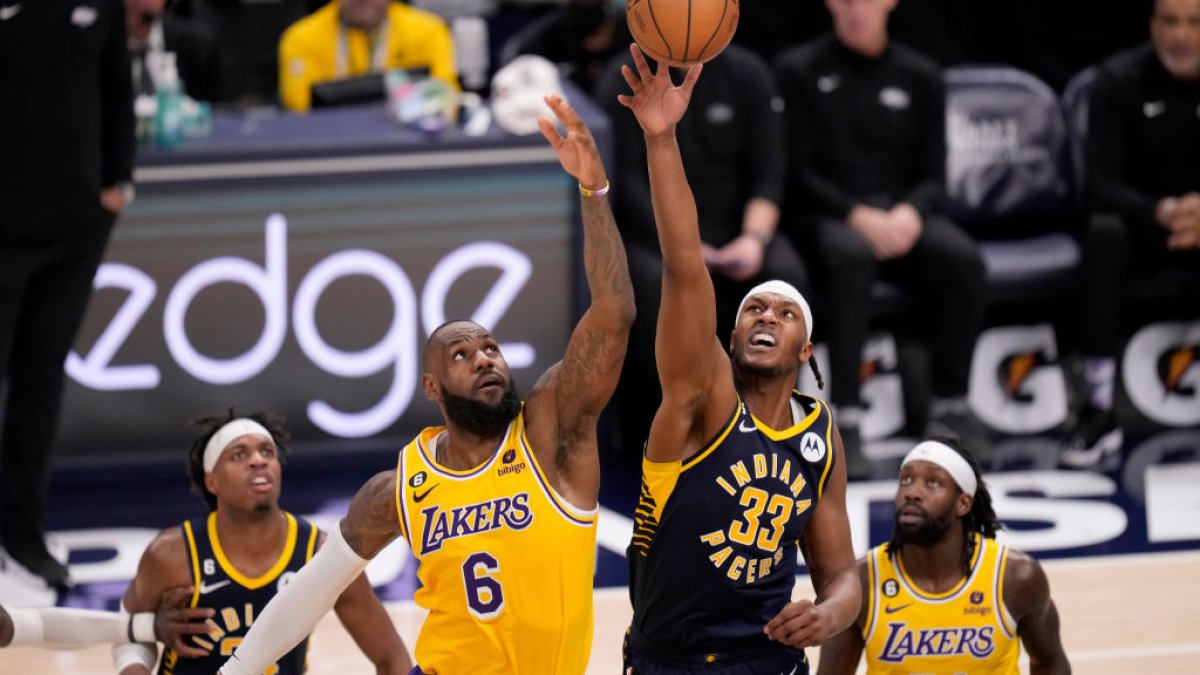 Lakers superan a Indiana mientras LeBron James recorta distancia para su récord