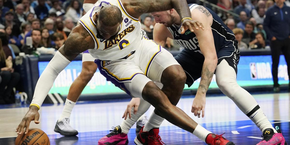 LeBron se retira cojeando y preocupa a los Lakers