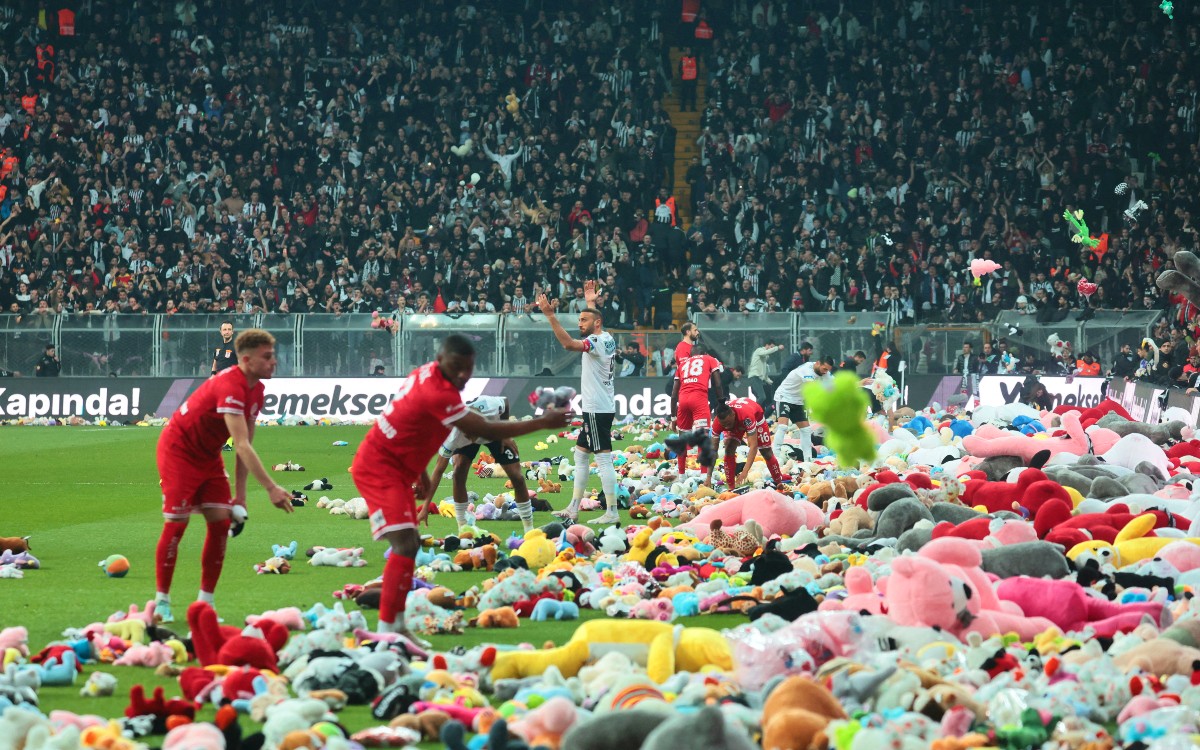 Llueven peluches en partido de futbol para niños de Turquía