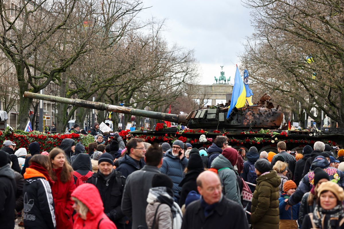 Los detractores del envío de armas a Ucrania sacan a más de 10.000 personas a la calle en Berlín