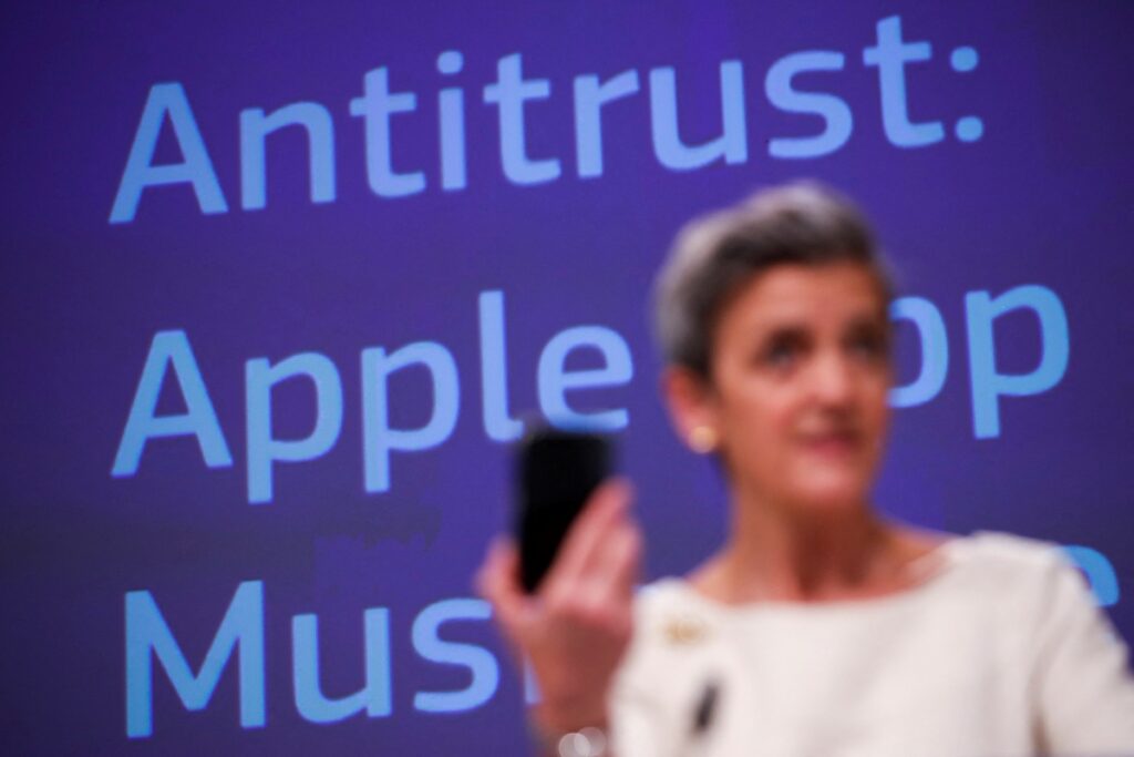Los reguladores antimonopolio de la UE apuntan a las restricciones de desarrollador 'anti-dirección' de Apple, pero descartan el caso de compras en la aplicación
