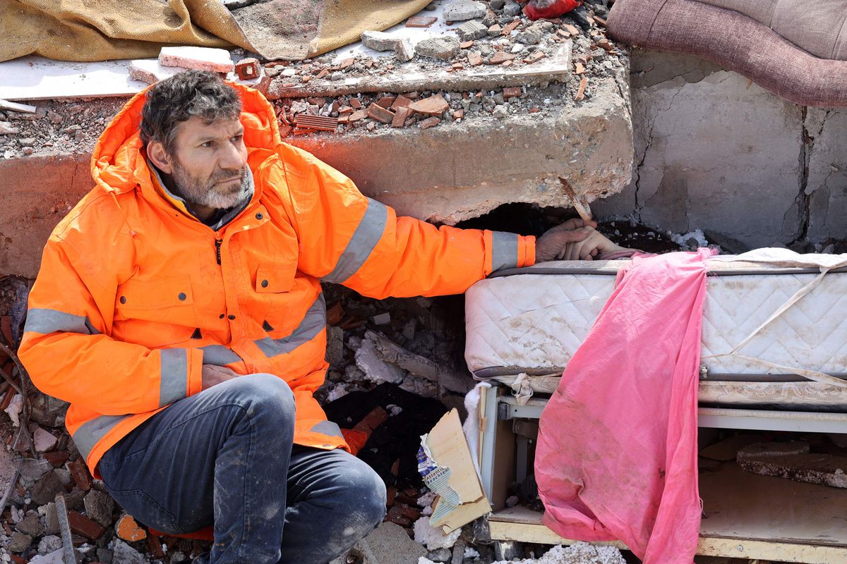 Los testigos de la catástrofe en Turquía: “Oigo los gritos de personas atrapadas, pero no puedo hacer nada”