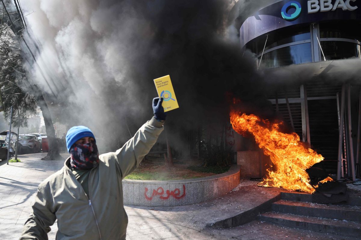 Manifestantes queman bancos en Beirut por caída de moneda