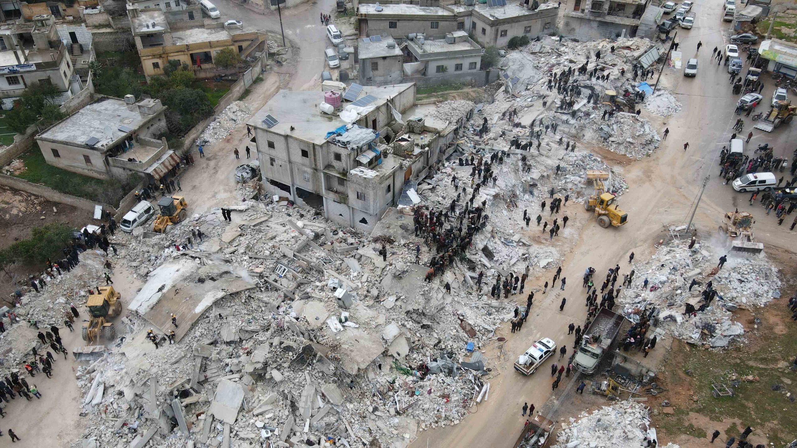 Más de 3,700 muertos tras los devastadores terremotos en Turquía y Siria