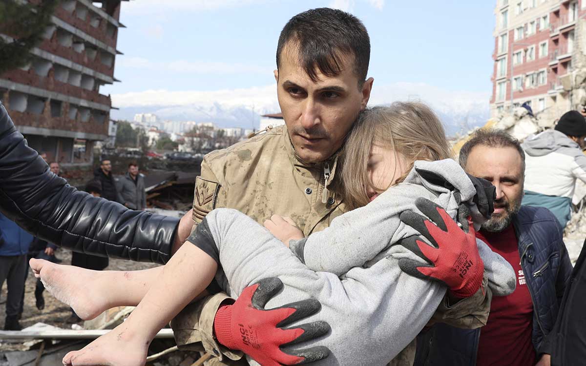 Más de 8 mil personas rescatadas de los escombros del terremoto en Turquía