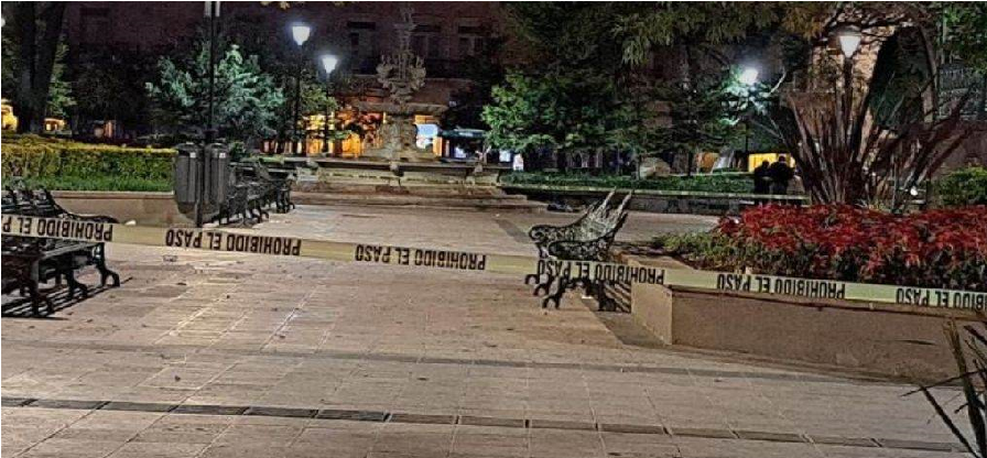 Matan a golpes en riña a sujeto en pleno centro de Querétaro, cuerpo quedó tendido en Jardín Zenea