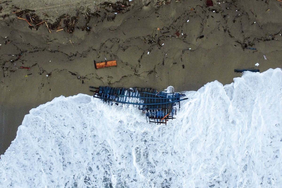 Mochilas, biberones y juguetes en la playa: el naufragio de Calabria conmociona a Italia