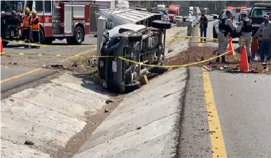Muere mujer en fatal accidente, tráiler embiste a camioneta sobre autopista Querétaro-San Luis Potosí