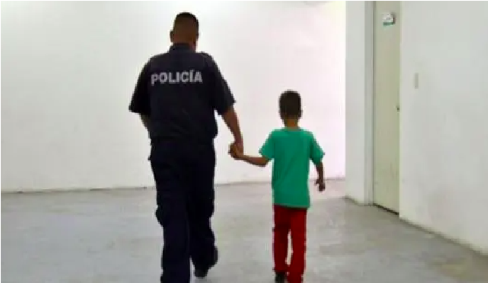 Niño abandonado, deambulaba por las calles, fue rescatado por la policía de San Juan del Río