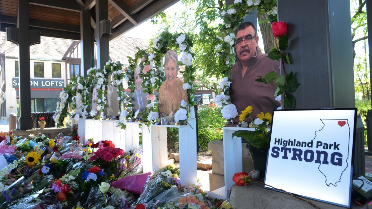 Padre del sospechoso del tiroteo masivo del 4 de julio en Highland Park se declara no culpable