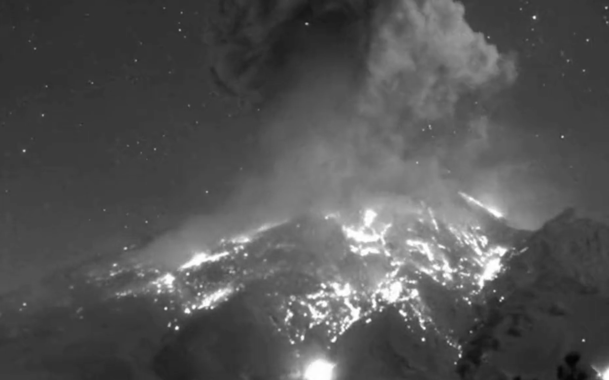 Popocatépetl lanza dos grandes explosiones durante la madrugada | Video