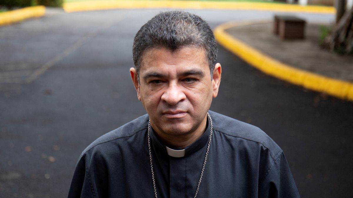“Que sean libres, yo pago la condena de ellos”: el obispo Rolando Álvarez rechaza abordar el avión del destierro