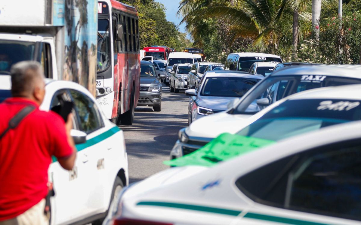 Quitarán concesión a 15 taxistas de Cancún por bloquear zona hotelera