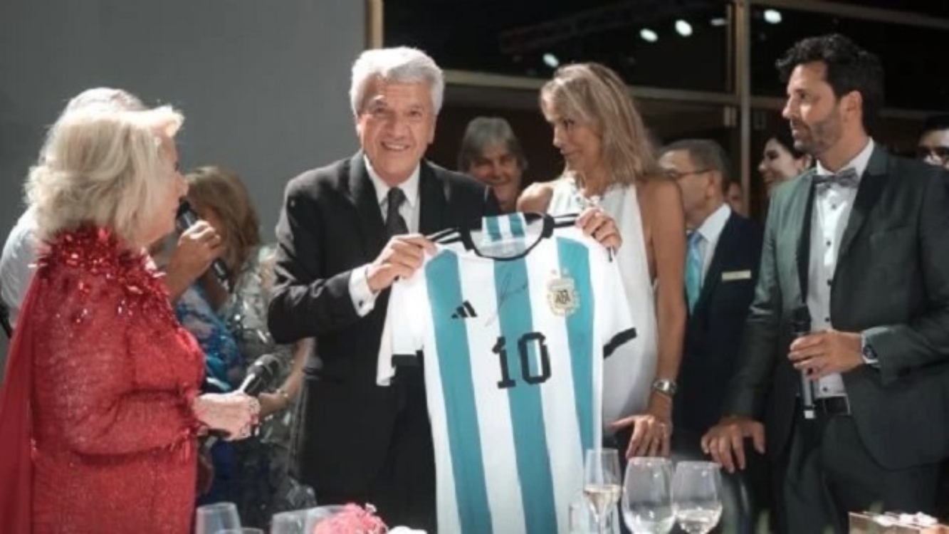 Recauda 59 mil dólares una camiseta autografiada por Messi | Video