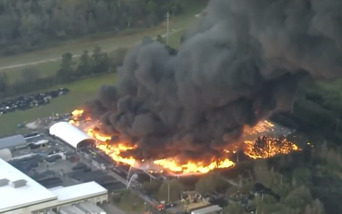 Registran incendio en almacén de PVC de 3 hectáreas en Florida