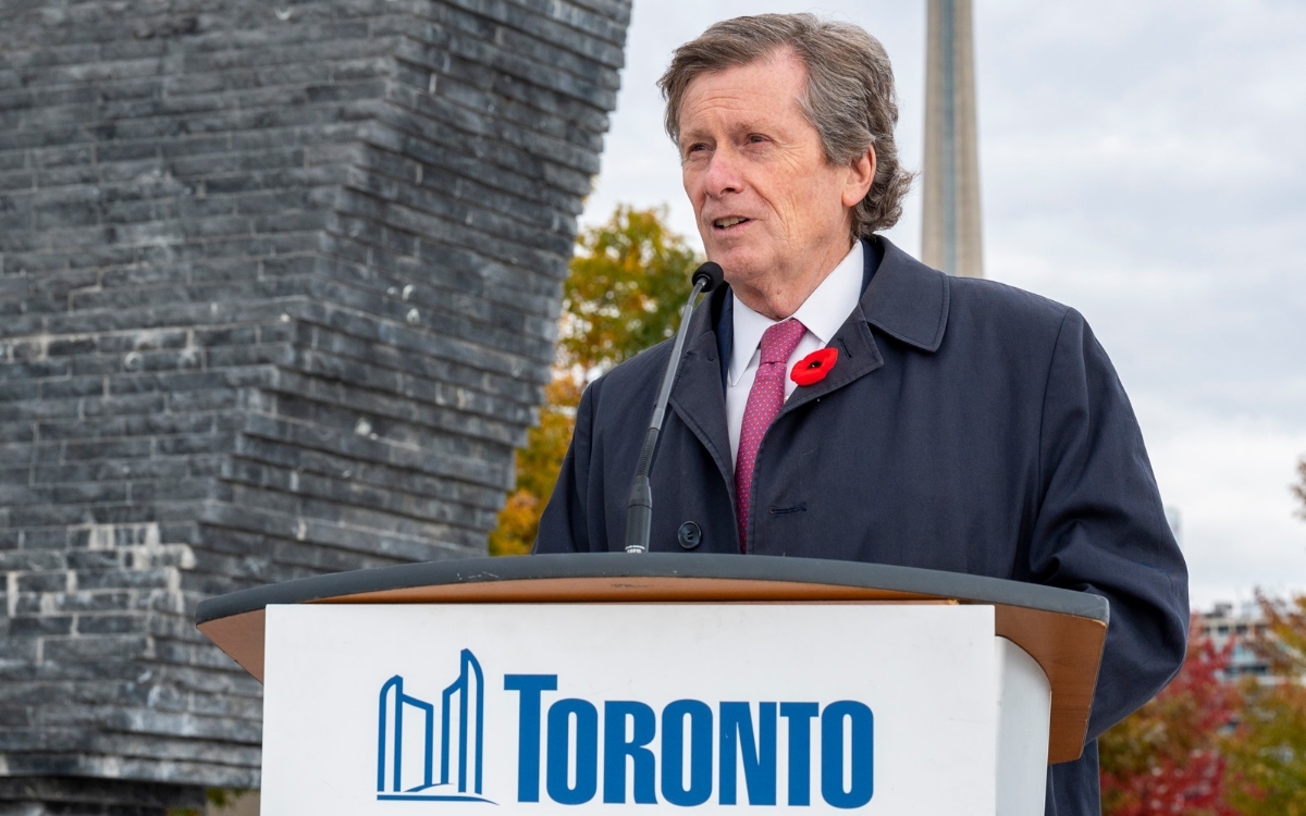 Renuncia alcalde de Toronto tras aceptar relación con trabajadora