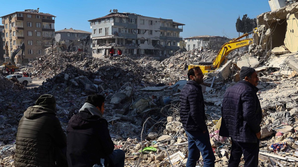 Rescatan a 5 sobrevivientes tras varios días atrapados entre los escombros de los terremotos