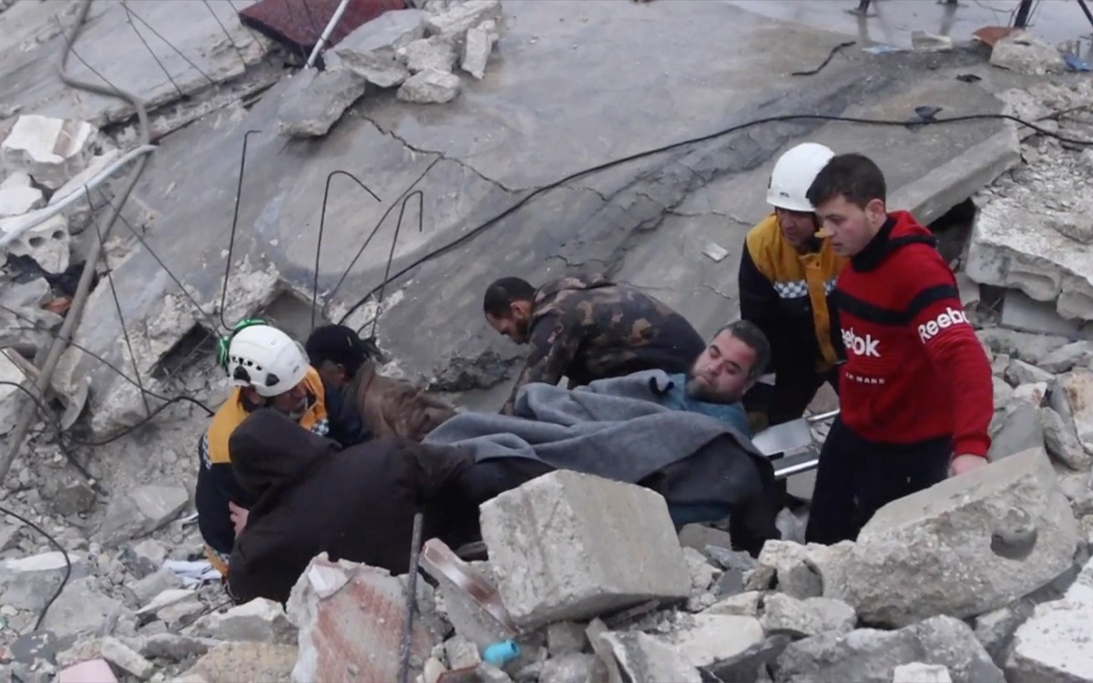 Rescatan a hija, hijo y papá dentro de los escombros en Siria | Video