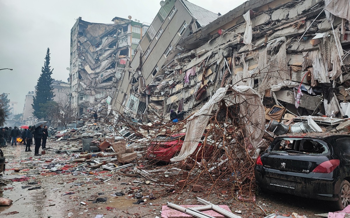 Rescatan a niña y a su madre tras 40 horas bajo escombros | Turquía
