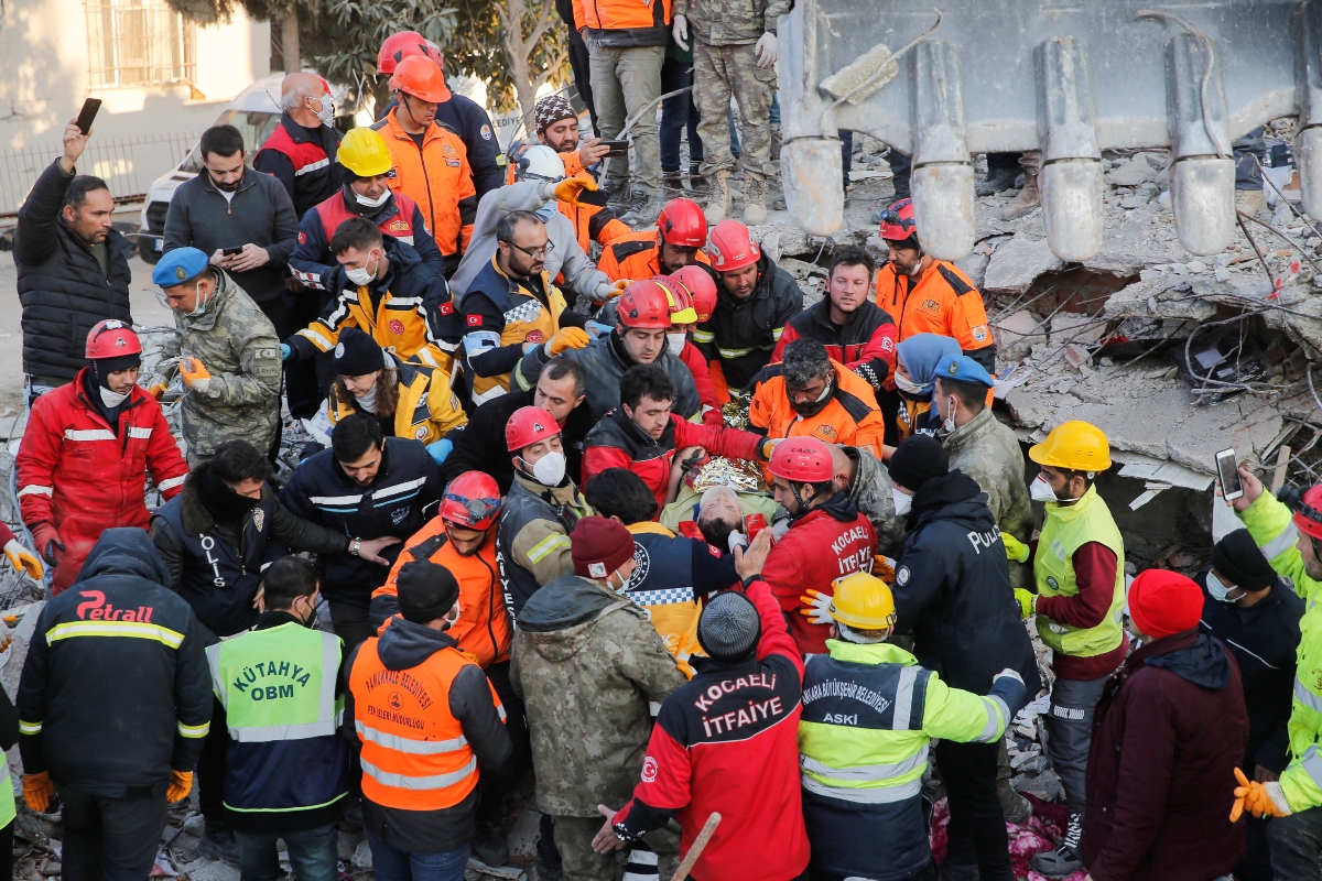 Rescatan a niño turco tras 182 horas atrapado bajo escombros