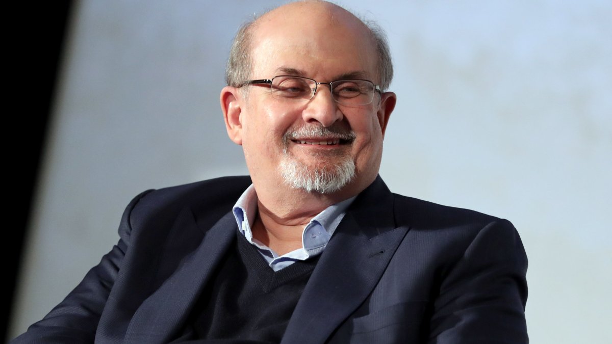 Salman Rushdie con dificultades para escribir tras ser apuñalado en Nueva York