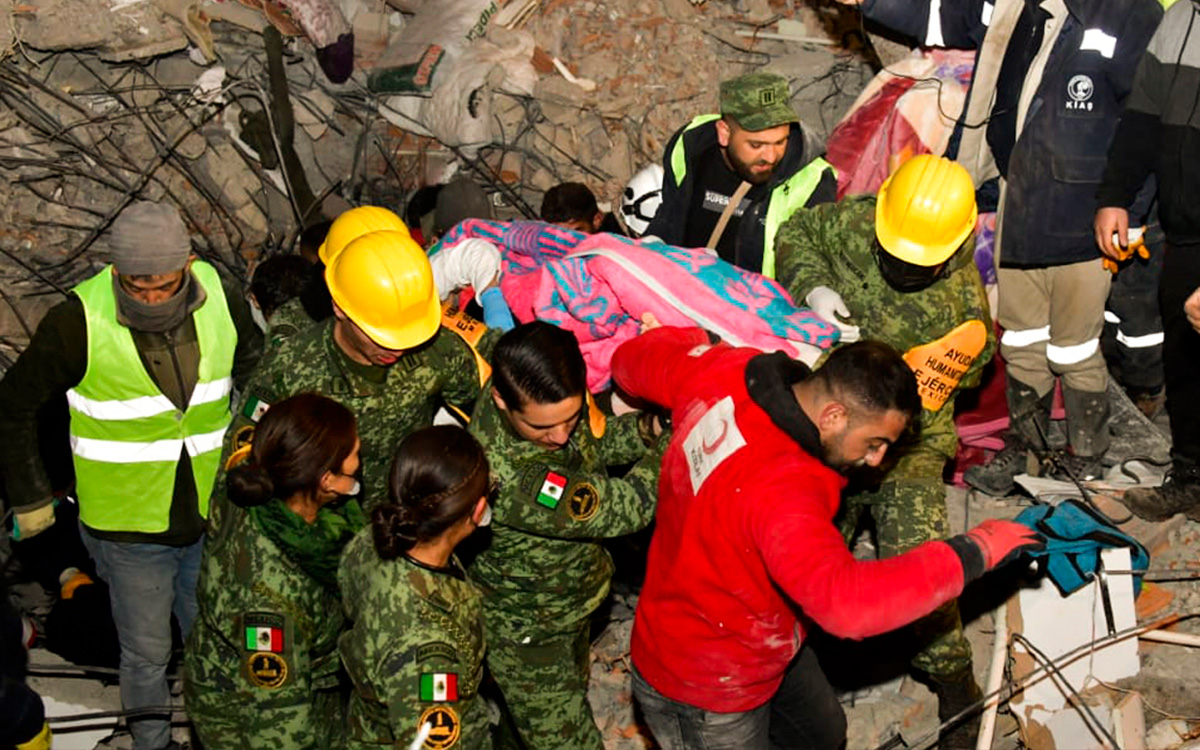 Sedena rescata con vida a una persona tras sismo en Turquía