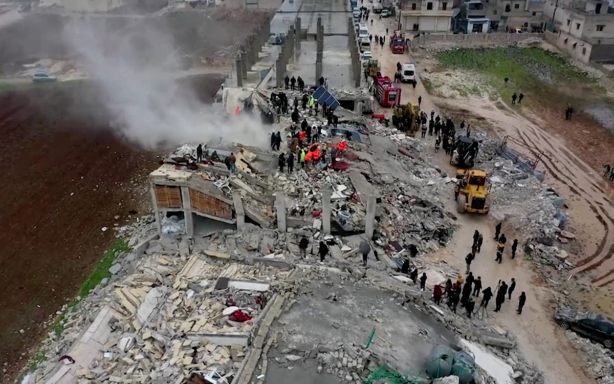 Suben a 1.000 los muertos en Siria por terremoto que también azotó a Turquía