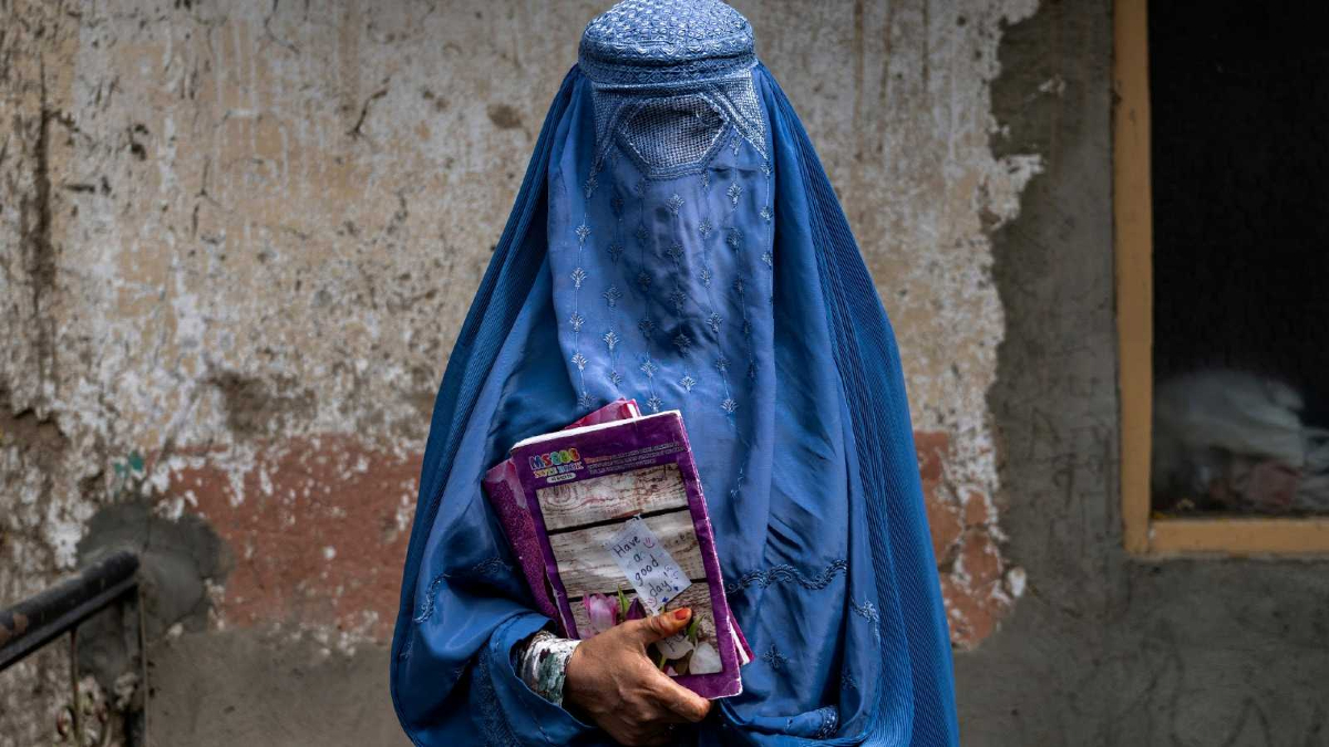 Talibanes en Afganistán retiran libros contrarios al islam para evitar la ‘inmoralidad’ en los jóvenes
