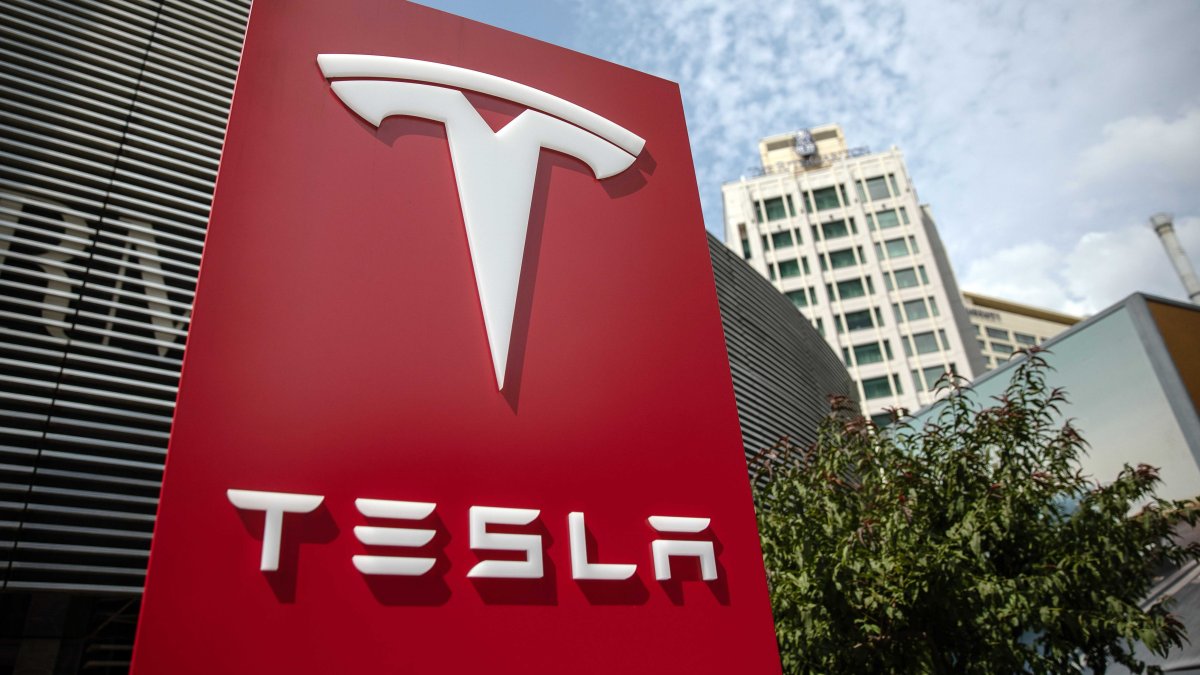 Tesla comienza a despedir a docenas de empleados en Estados Unidos