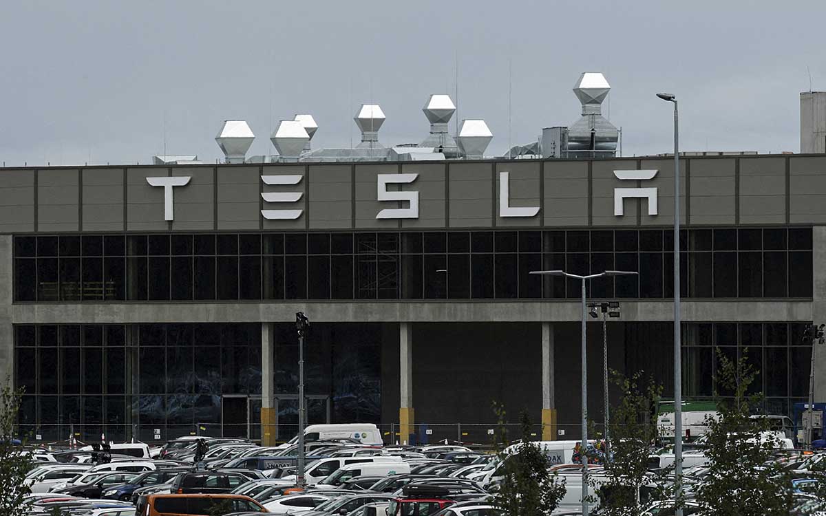Empleados de Tesla fueron despedidos por querer sindicalizarse, denuncian