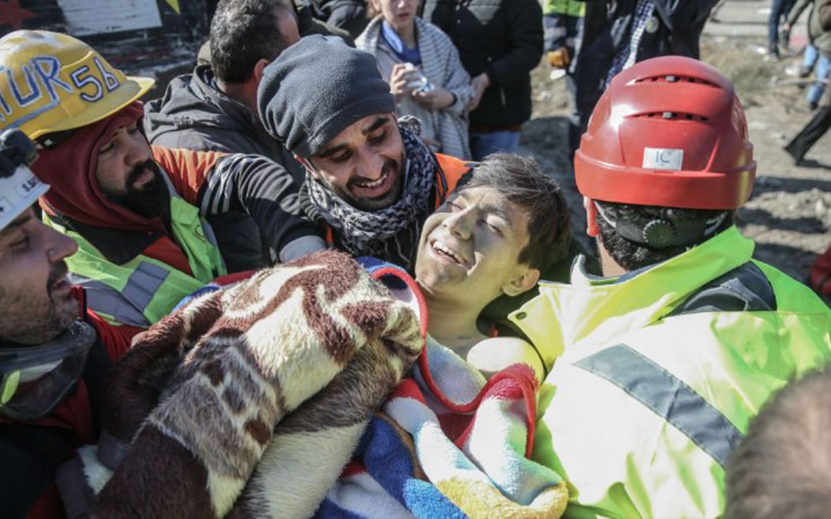 Turquía: Con sonrisa, rescatan a joven tras 56 horas bajo escombros