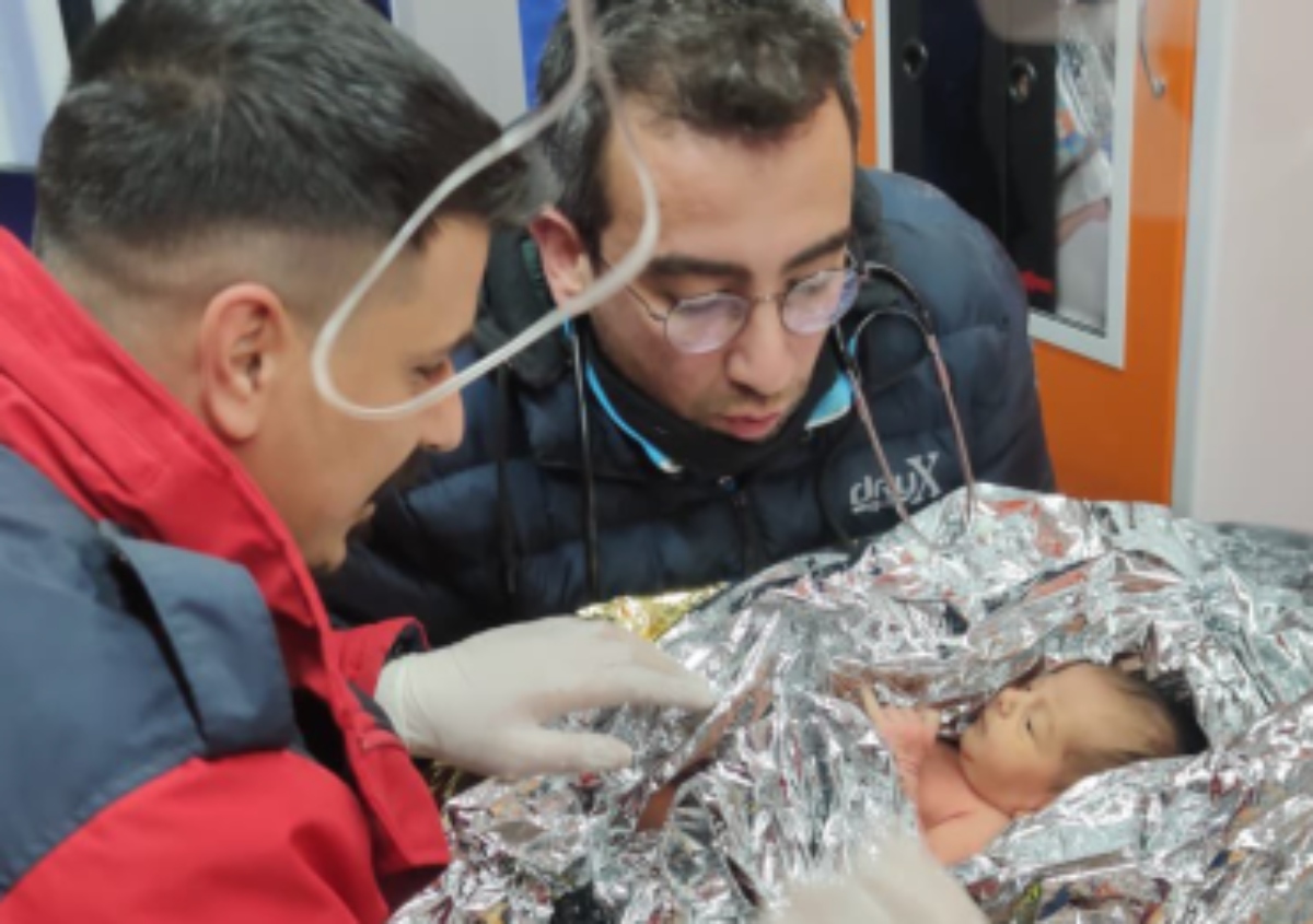 Turquía: Rescatan a bebé de diez días tras 90 horas bajo los escombros