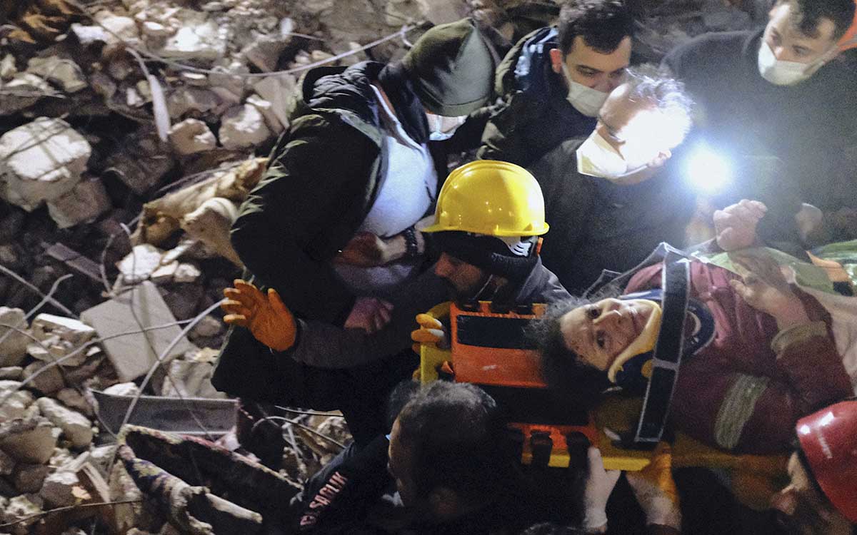 Turquía: Rescatan con vida a mujer 170 horas después de los sismos